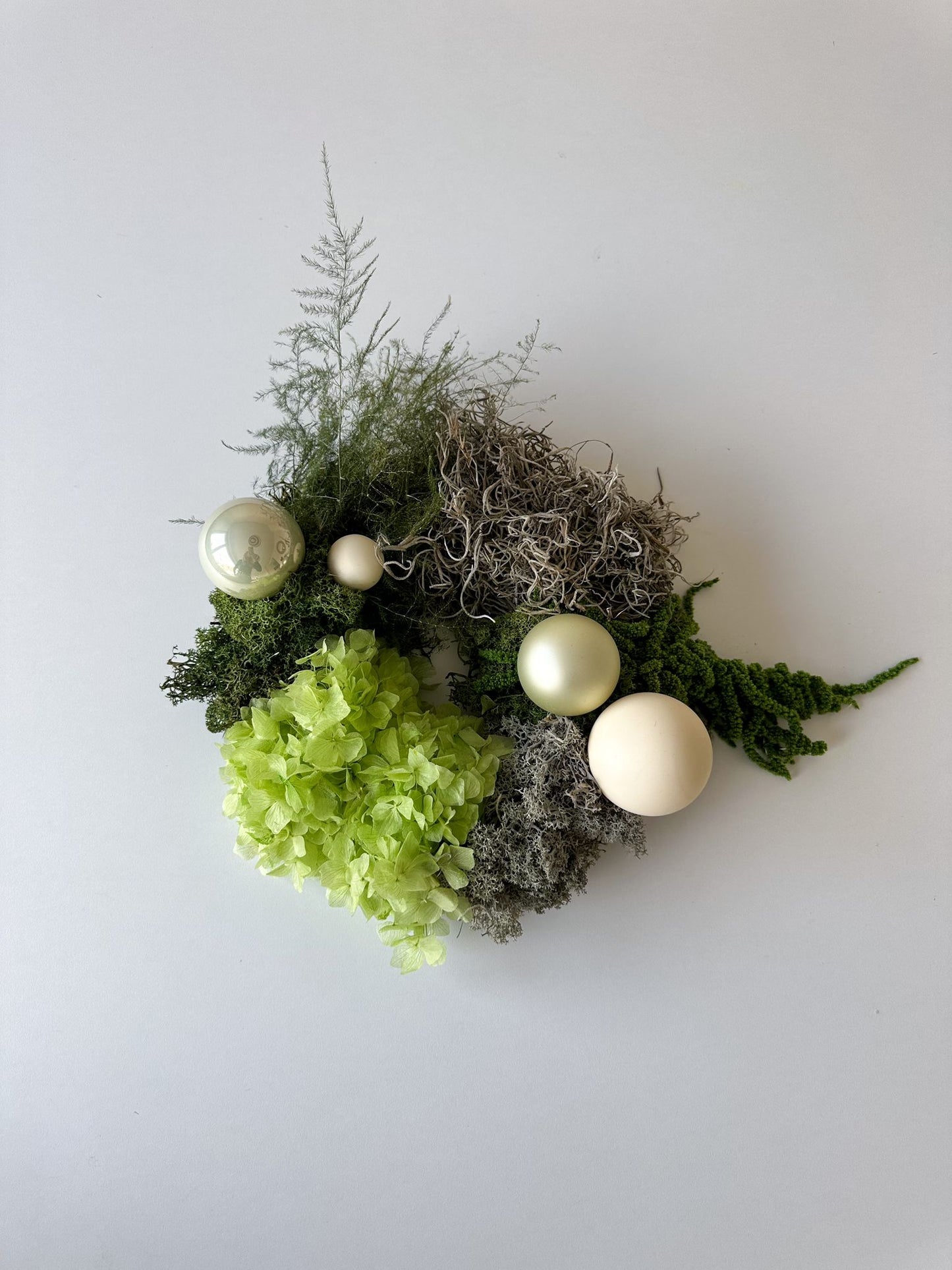 Adventskranz Amire mit schwarzen Kerzenhaltern und Schleifen – eleganter Kontrast zwischen Naturmaterialien und minimalistischer Ästhetik.