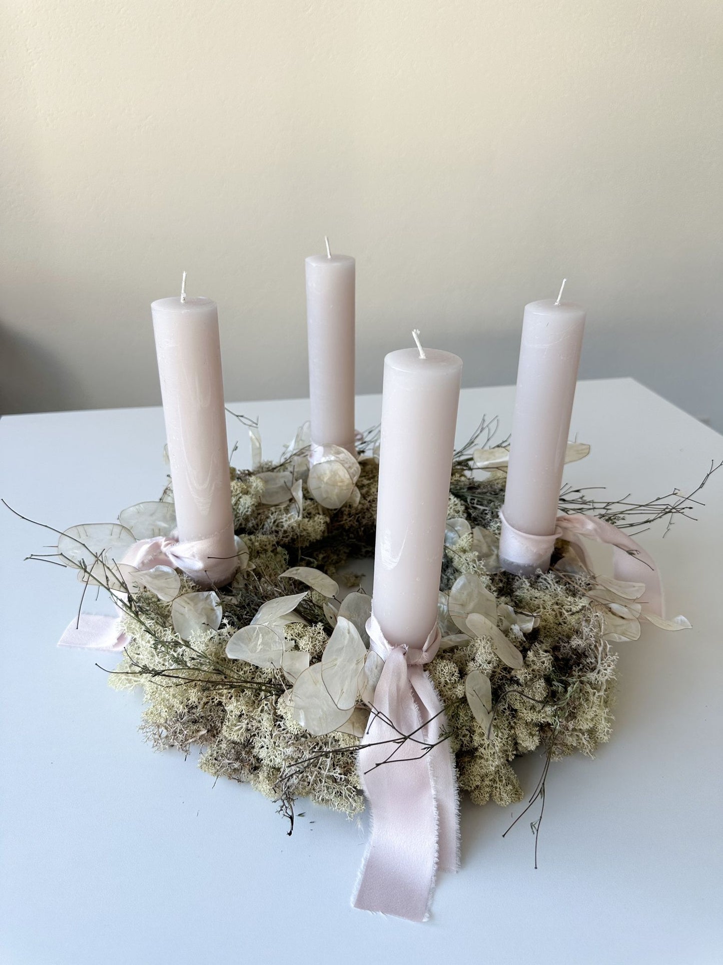 Adventskranz Veronika aus Moos, Lunaria und Thymian in natürlicher, heller Farbpalette von oben fotografiert.