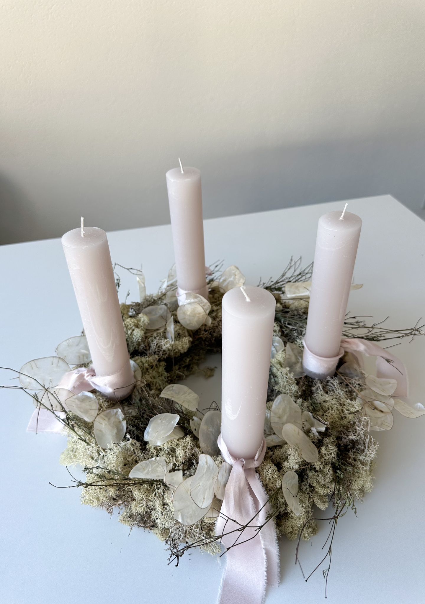 Adventskranz Veronika ohne Kerzen, naturbelassen, auf hellem Hintergrund.