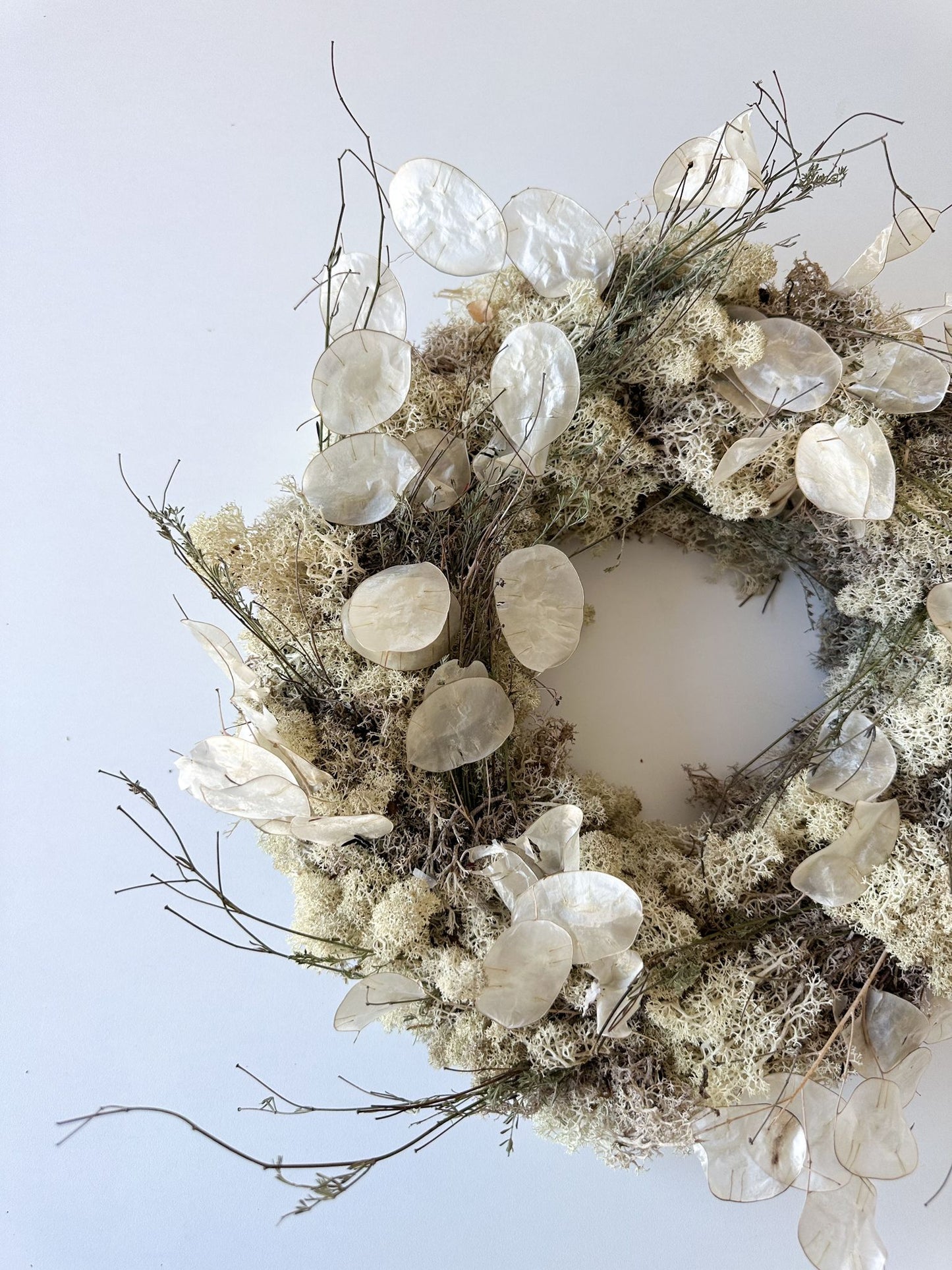 Adventskranz Veronika komplett dekoriert, mit Kerzen und zarter Schleife.