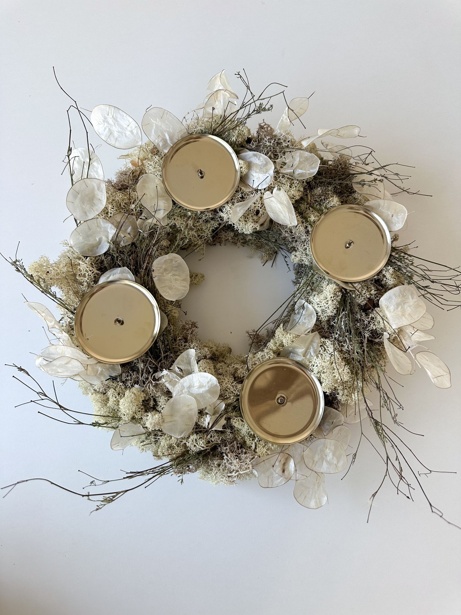 Adventskranz Veronika mit pudrigen Stabkerzen, dekoriert mit Satinband.