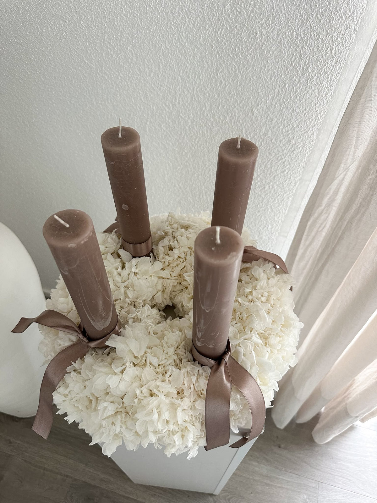 Adventskranz Cecilia aus elfenbeinfarbenen Hortensien mit braunen Stabkerzen
