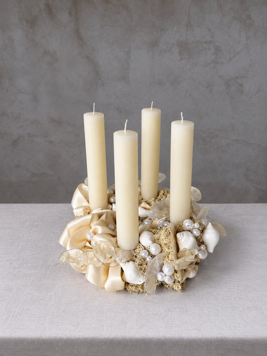 Adventskranz Ilaria mit Muscheln, Lunaria, Satinband und Perlen mit cremefarbenen Stabkerzen