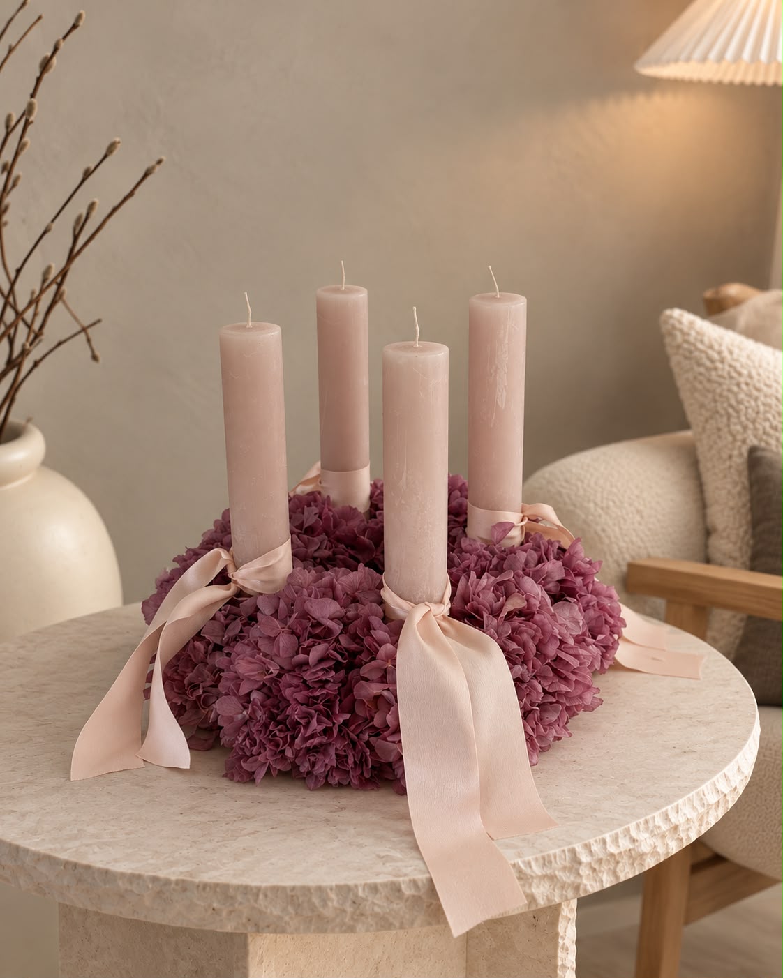 Adventskranz Janina aus brombeerfarbenen Hortensien mit Stabkerzen in Pastellflieder