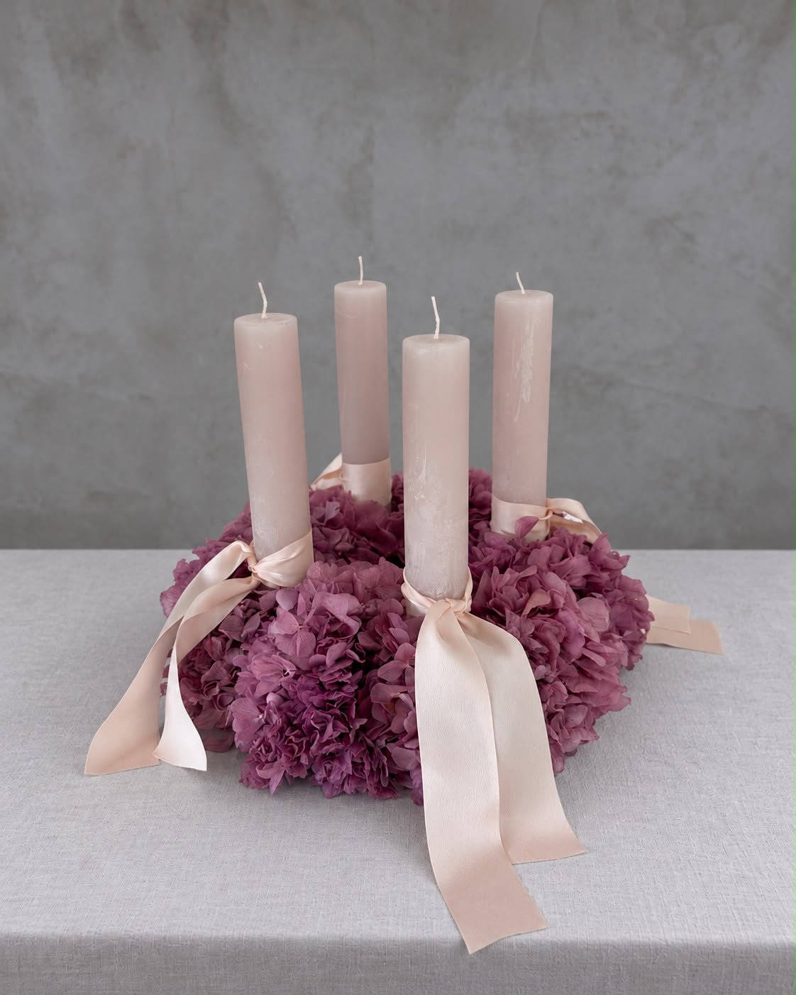 Adventskranz Janina aus brombeerfarbenen Hortensien mit Stabkerzen in Pastellflieder
