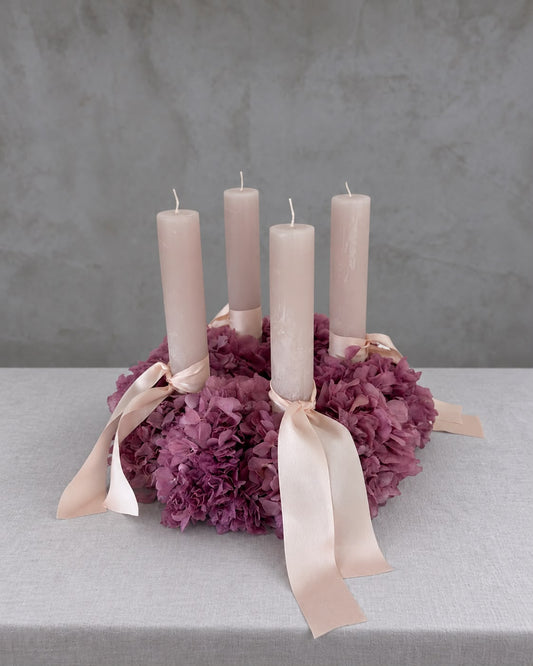 Adventskranz Janina aus brombeerfarbenen Hortensien mit Stabkerzen in Pastellflieder