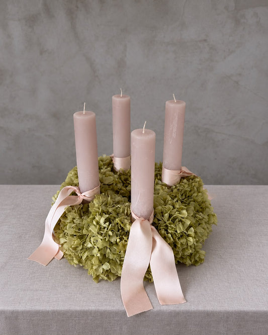 Adventskranz Liliana aus Hortensien Iced Green mit Stabkerzen in Pastellflieder