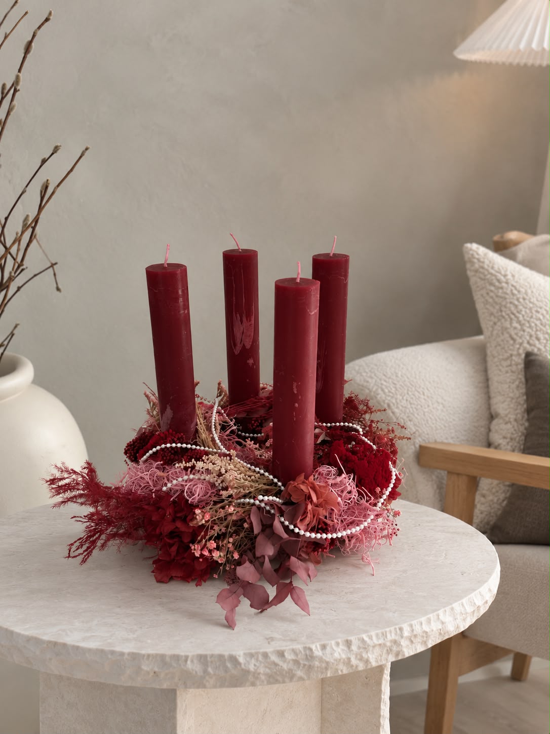 Adventskranz Mariana mit Blüten und Perlenband mit Stabkerzen