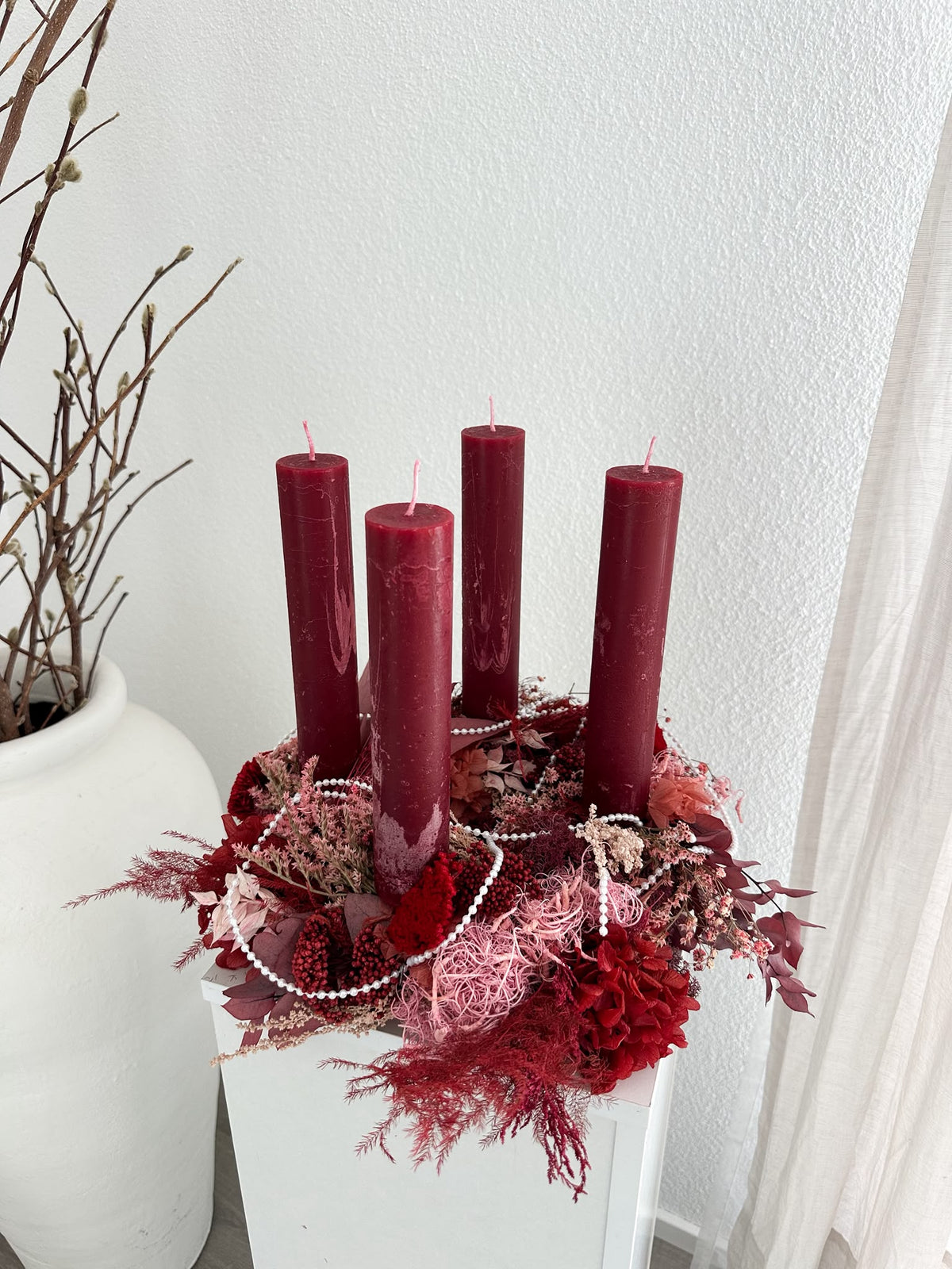 Adventskranz Mariana mit Blüten und Perlenband mit Stabkerzen