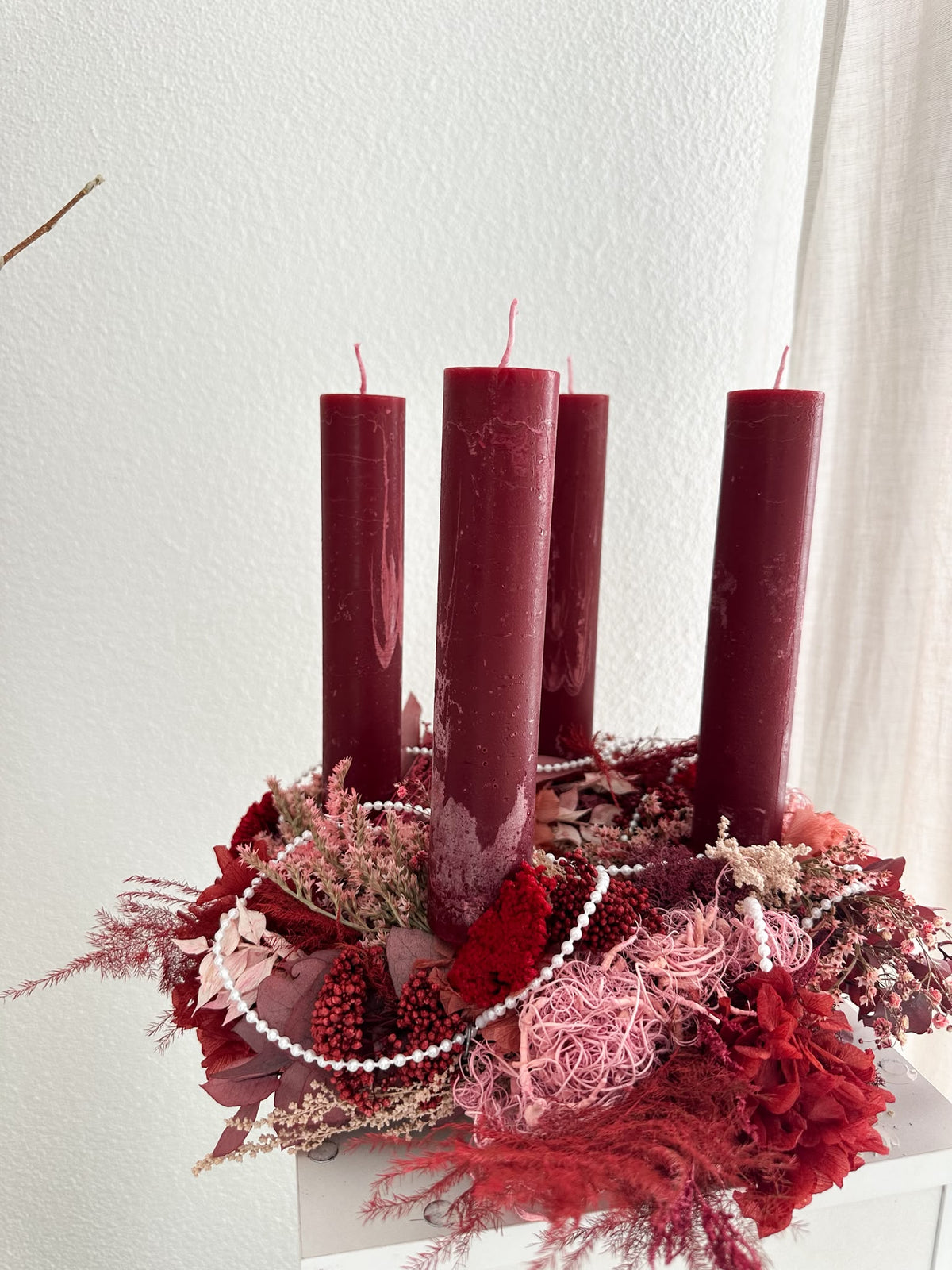 Adventskranz Mariana mit Blüten und Perlenband mit Stabkerzen