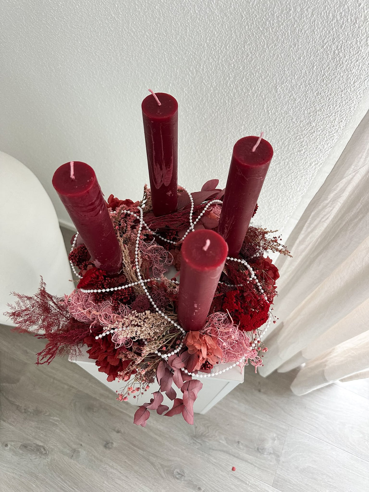 Adventskranz Mariana mit Blüten und Perlenband mit Stabkerzen