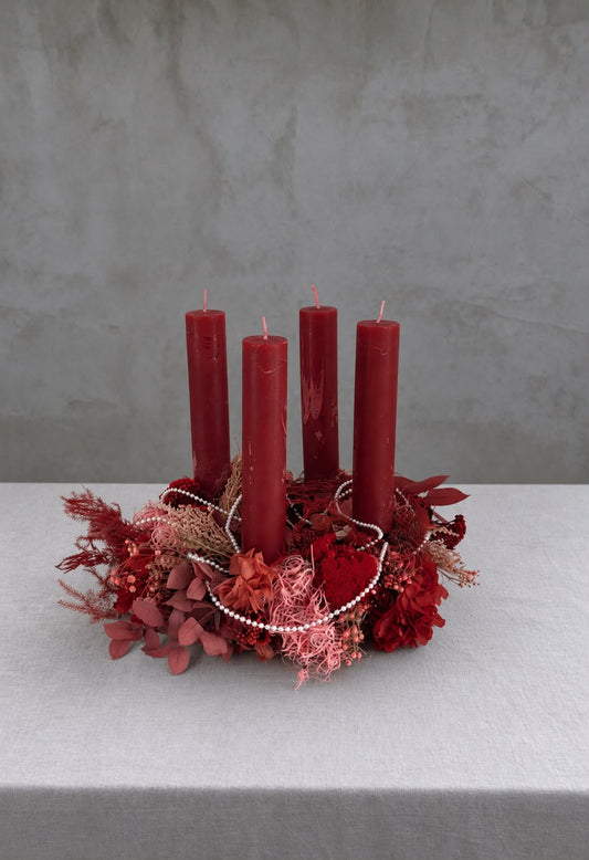 Adventskranz Mariana mit Blüten und Perlenband mit Stabkerzen