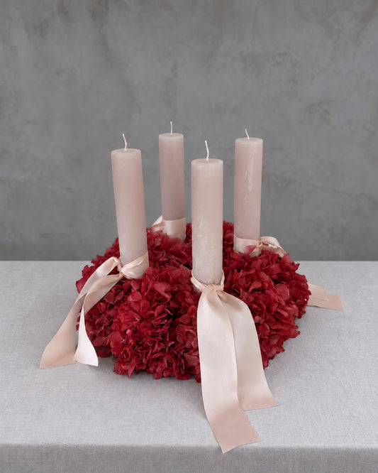 Adventskranz Svea aus roten Hortensien mit Stabkerzen in Pastellflieder