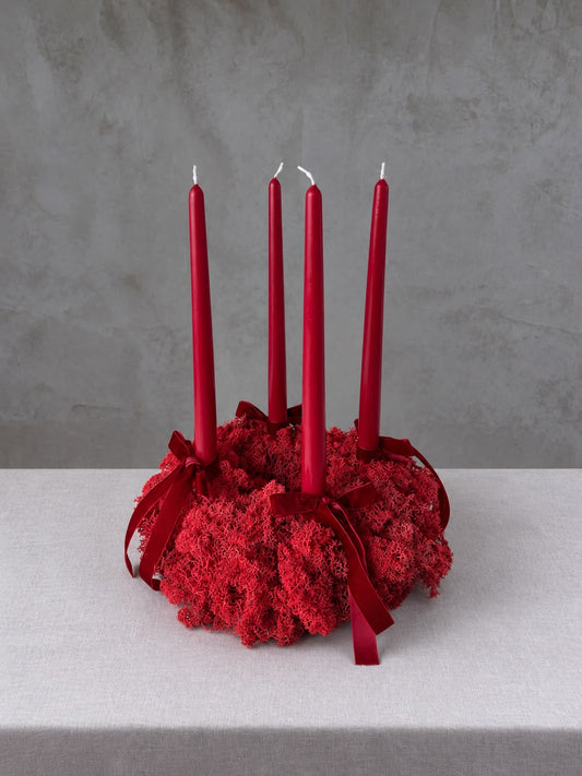 Adventskranz Valentina aus rotem Moos mit roten Stabkerzen