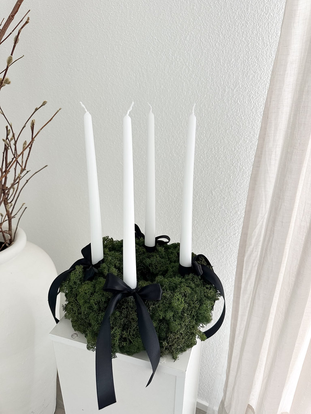 Adventskranz Viktoria – mit weissen Stabkerzen