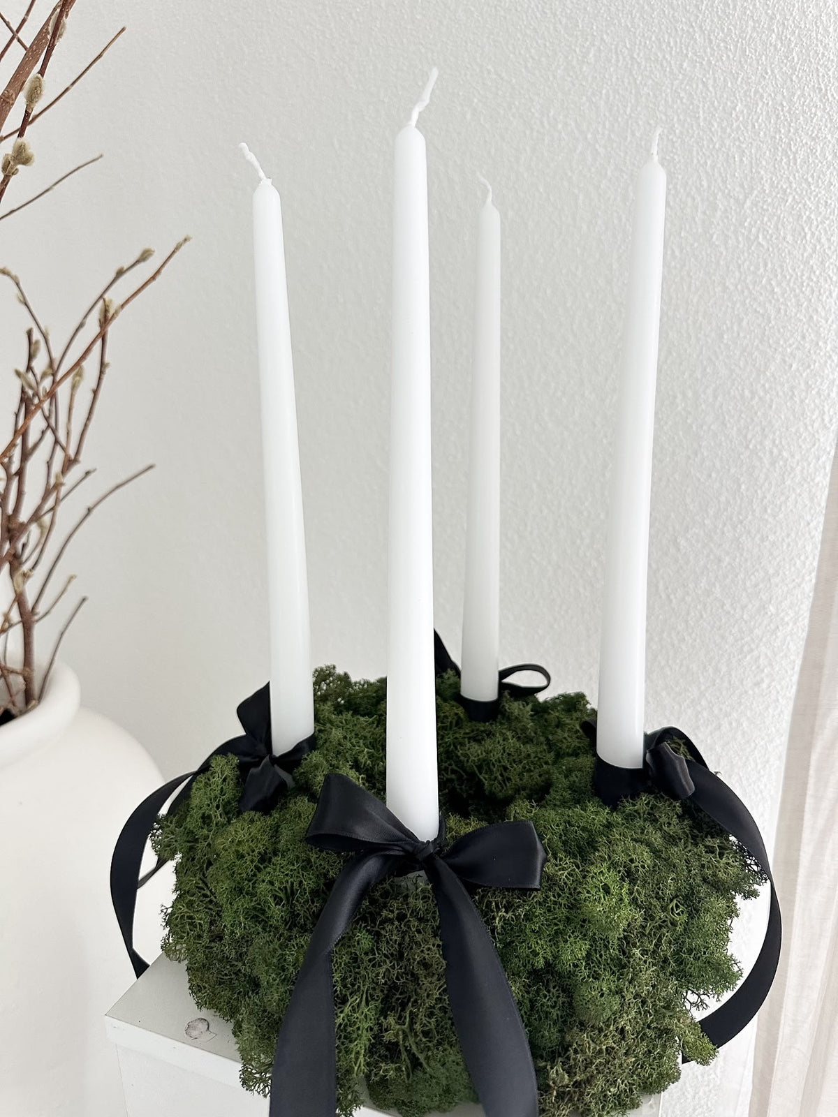Adventskranz Viktoria – mit weissen Stabkerzen