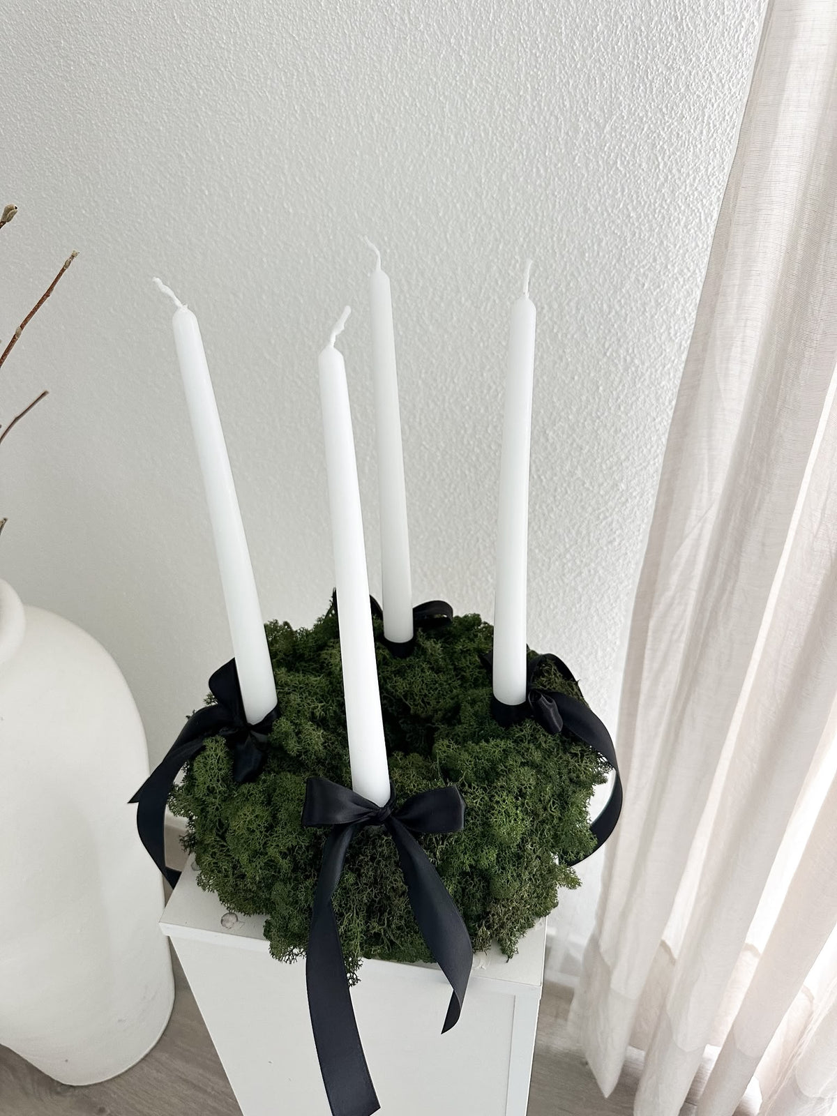 Adventskranz Viktoria – mit weissen Stabkerzen