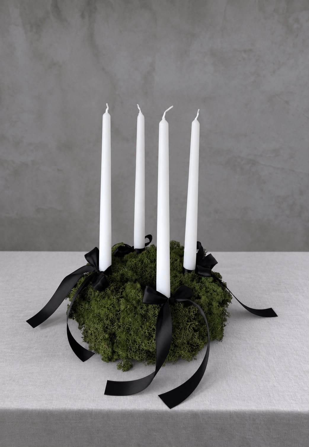 Adventskranz Viktoria mit weissen Stabkerzen
