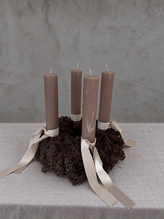 Adventskranz Viola aus braunem Moos mit braunen Stabkerzen und hellen Bändern