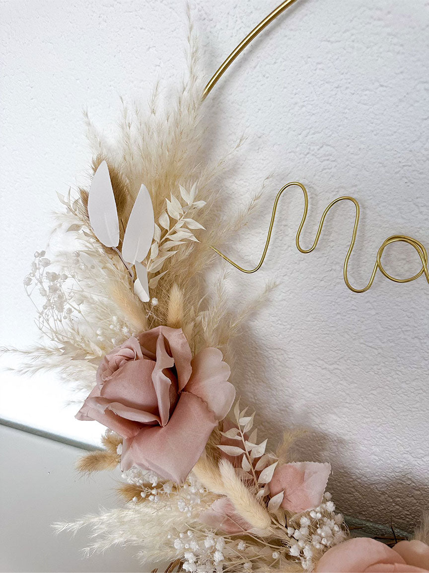 Handgefertigter Wandkranz 'Mama Hoop' mit sanften Naturtönen, ideal als Muttertagsgeschenk.
