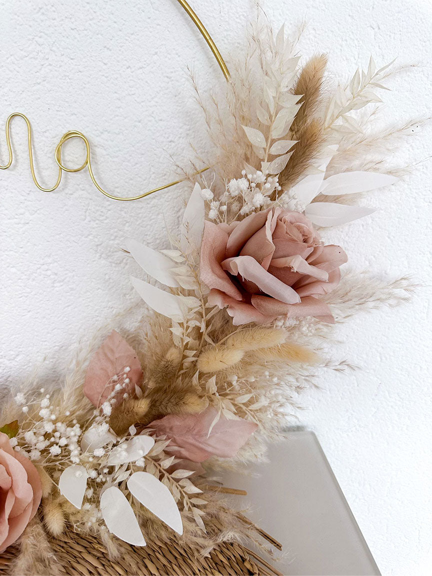  'Mama' Schriftzug umringt von Trockenblumen auf einem dekorativen Kranz, perfekt für den Muttertag.