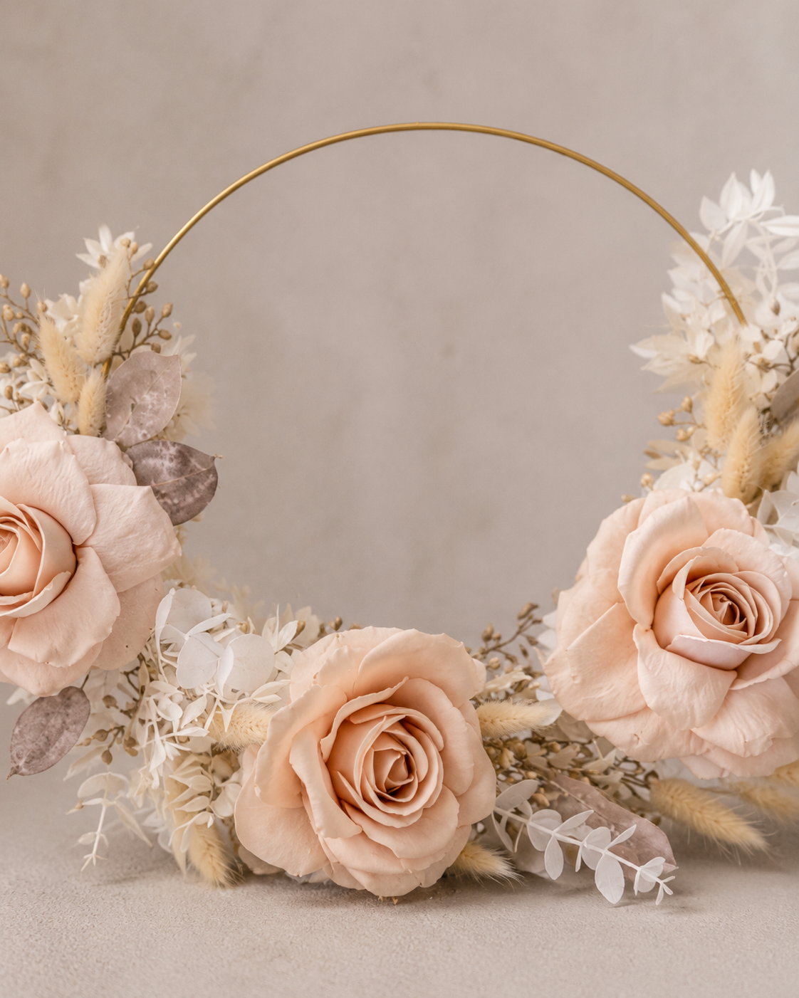 Detailansicht der Rosen und Trockenblumen am Nina Hoop