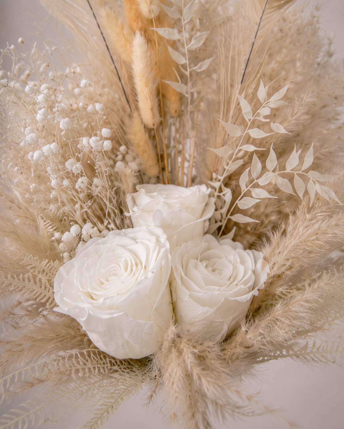 Detailaufnahme der stabilisierten Rosen und Trockenblumen im Vanessa Bouquet