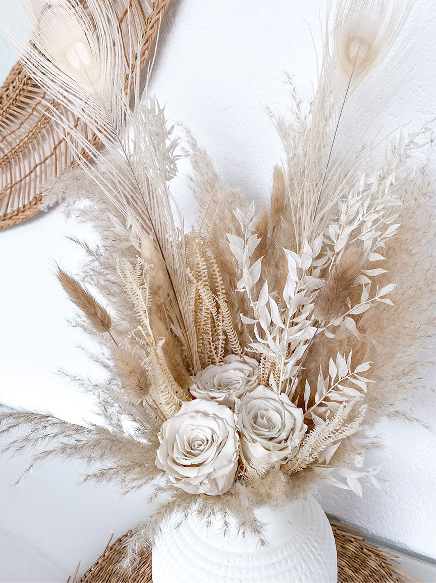 Blumenstrauss mit Trockenblumen und infinity Rosen.  Nahaufnahme Trockenblumen.