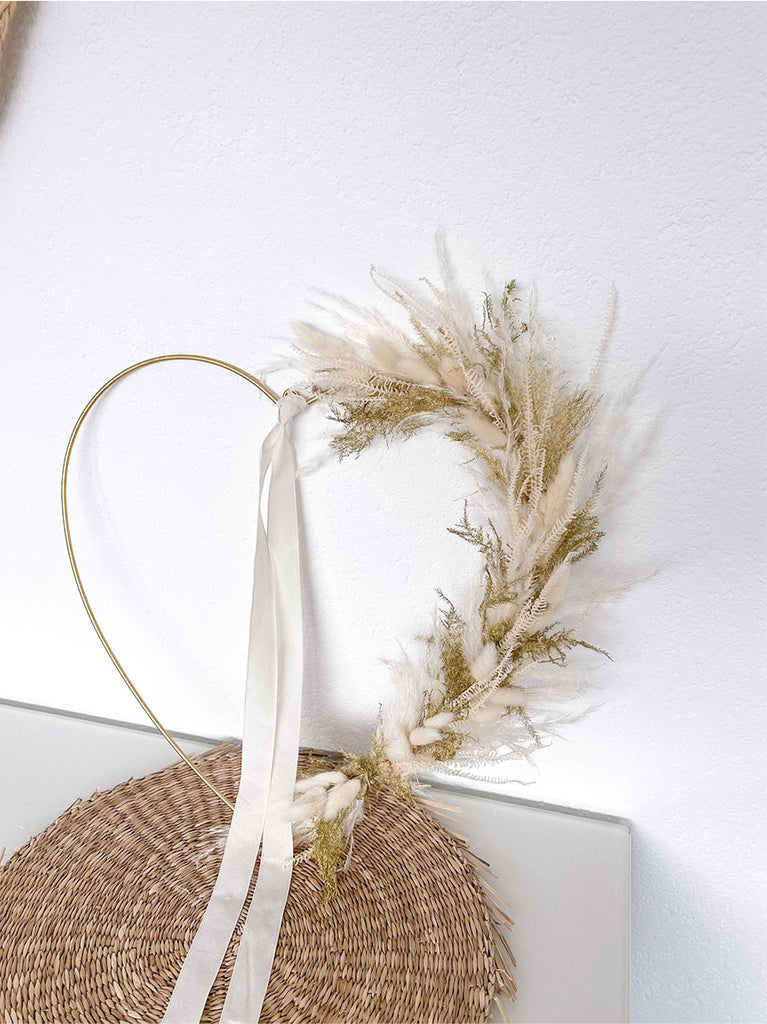 Herzhoop mit den Trockenblumen Pampas, Ruscus und Helecho.