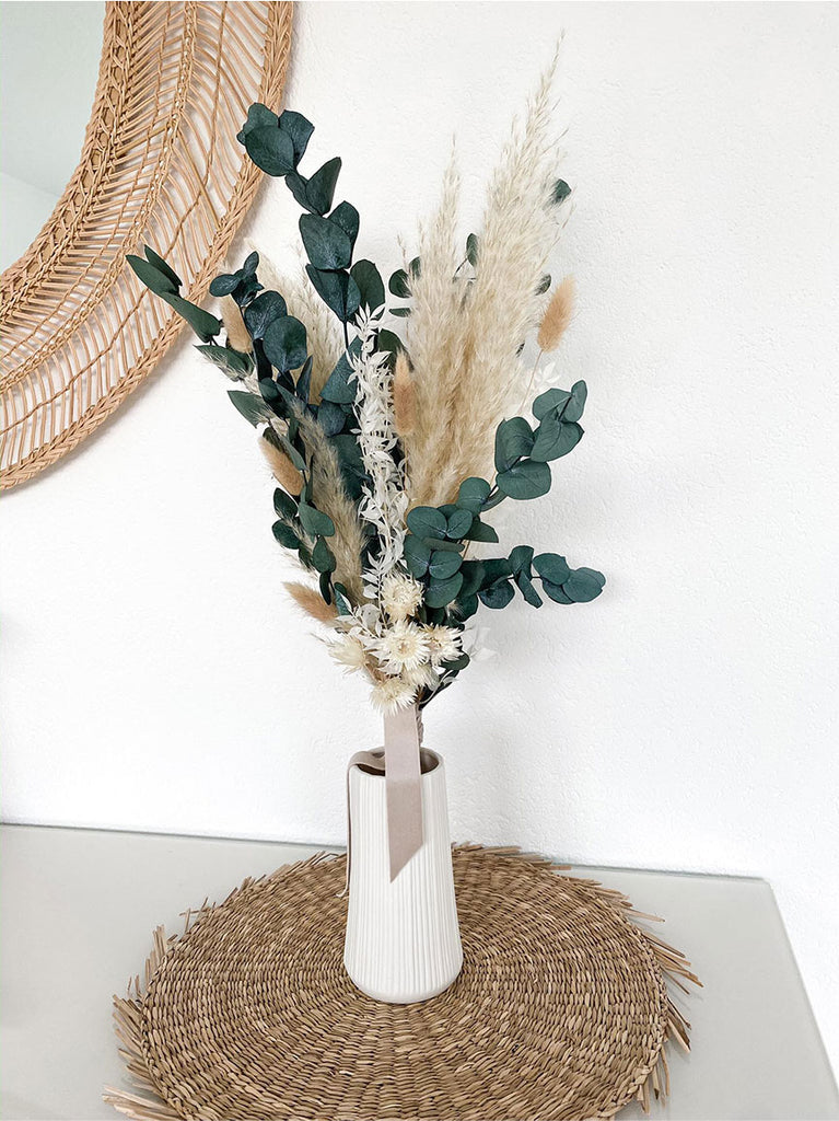 Ein Trockenblumenstrauss mit Pampas, Lagurus und Eukalyptus Baby Blue.