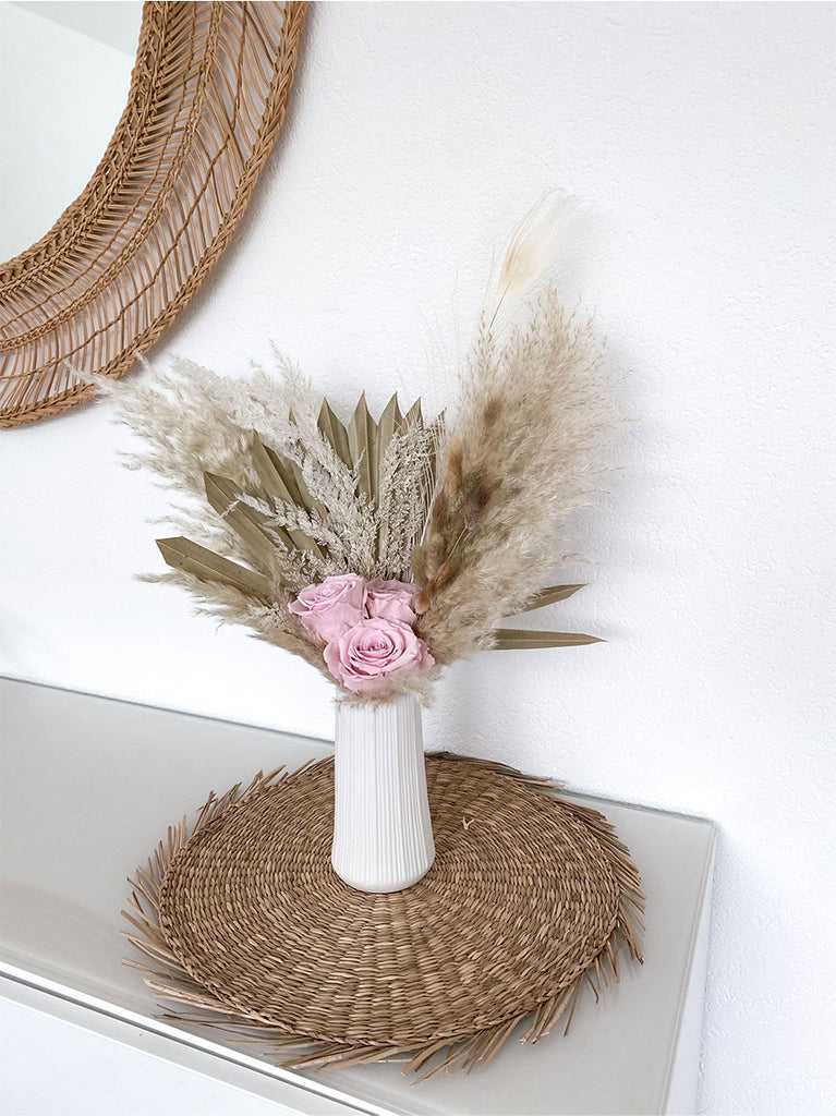 Blumenstrauss aus Pampas, Lagurus, Palmblatt, Lederfarn und Infinity Rosen.