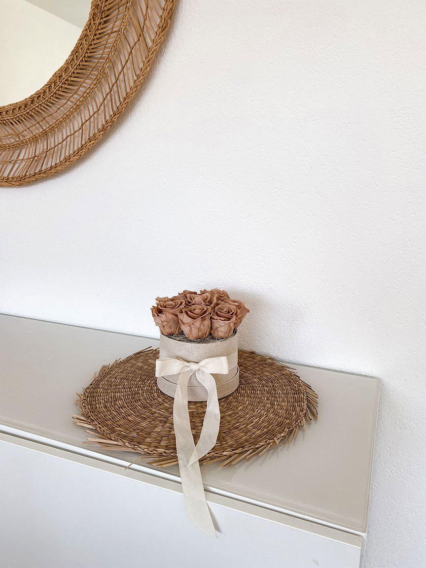 Rosenbox Nude mit acht infinity Rosen. Weitaufnahme.