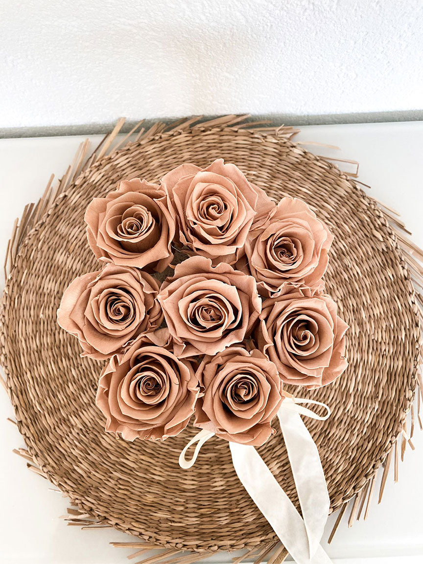 Rosenbox Nude mit acht infinity Rosen. Aufnahme von oben, Rosen.