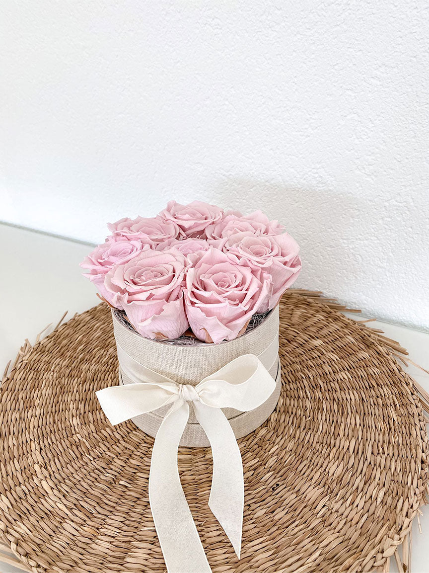 Rosenbox mit pinken Rosen. Nahaufnahme.