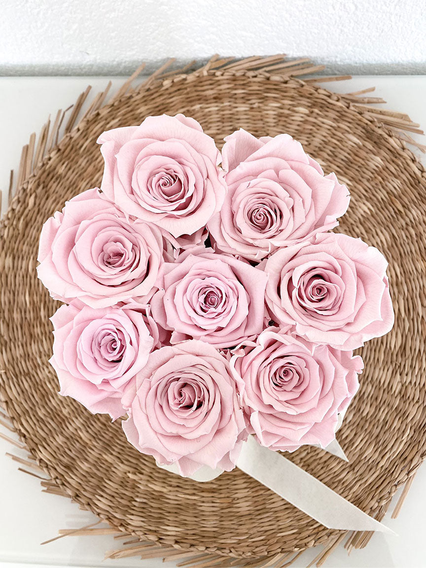 Rosenbox mit pinken Rosen. Aufnahme oben.